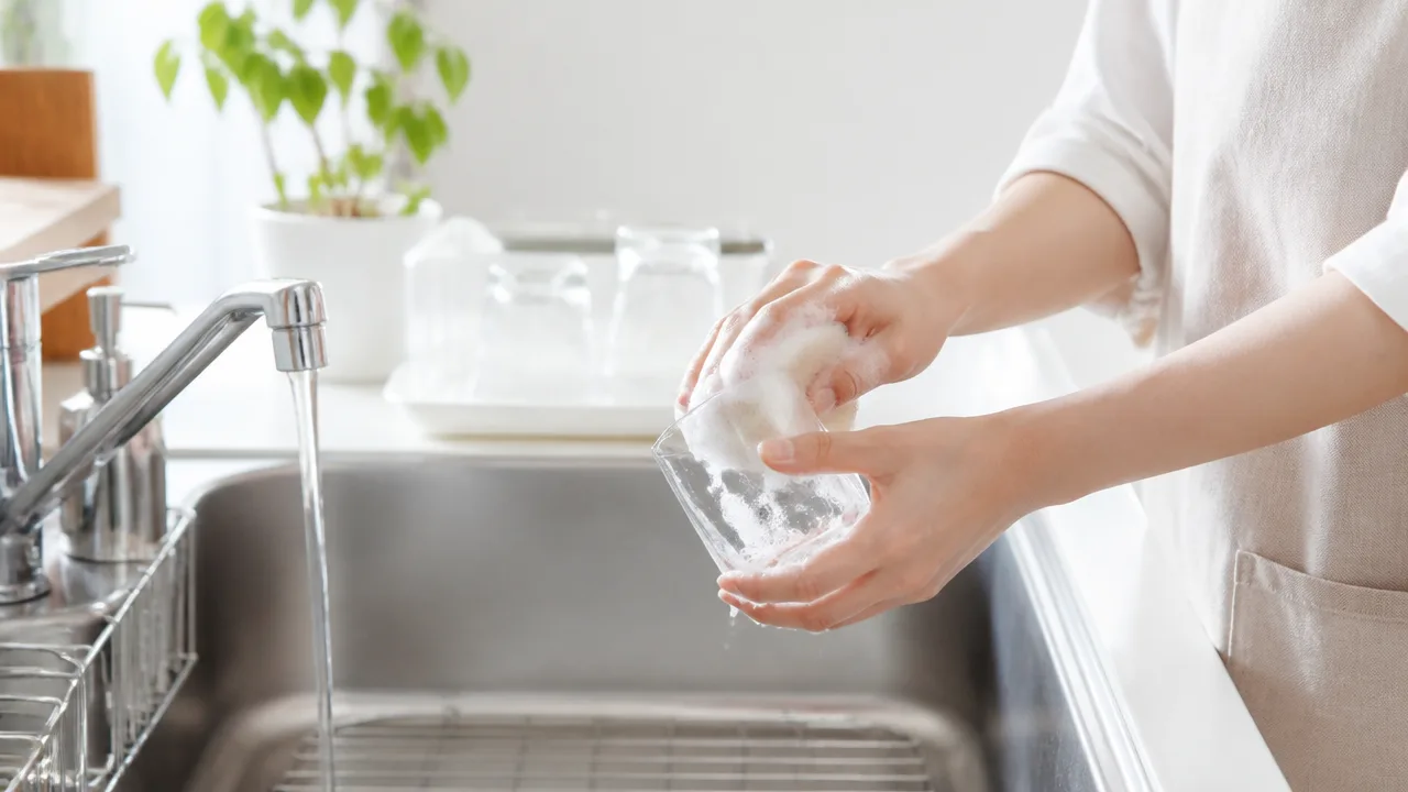 食洗機でコップが白くなる原因は?曇りを防ぐ洗い方と対処法